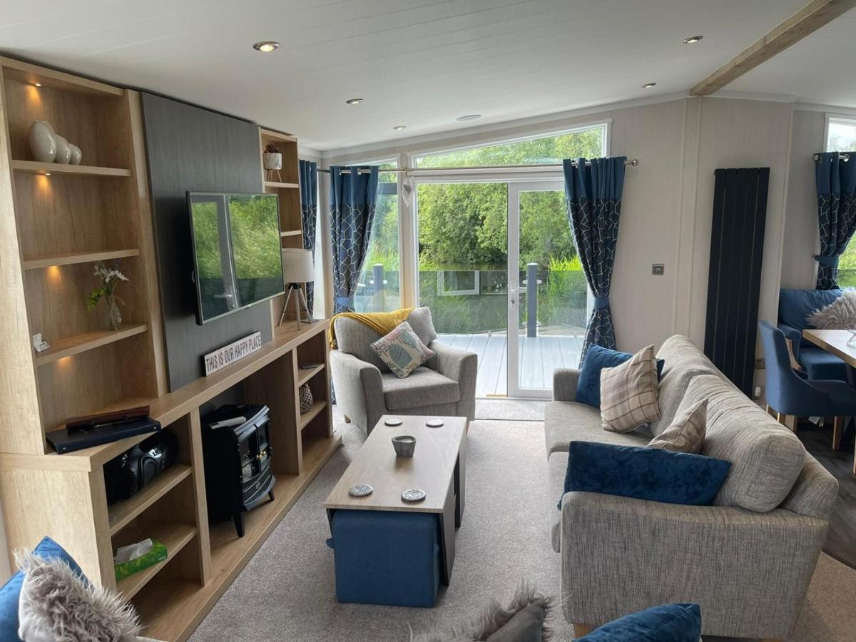 Indulgence Lakeside Lodge: Hot Tub & Private Fishing at Tattershall Lakes Exterior photo