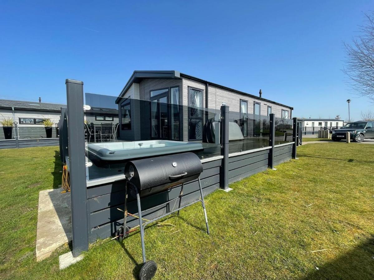Indulgence Lakeside Lodge: Hot Tub & Private Fishing at Tattershall Lakes Exterior photo
