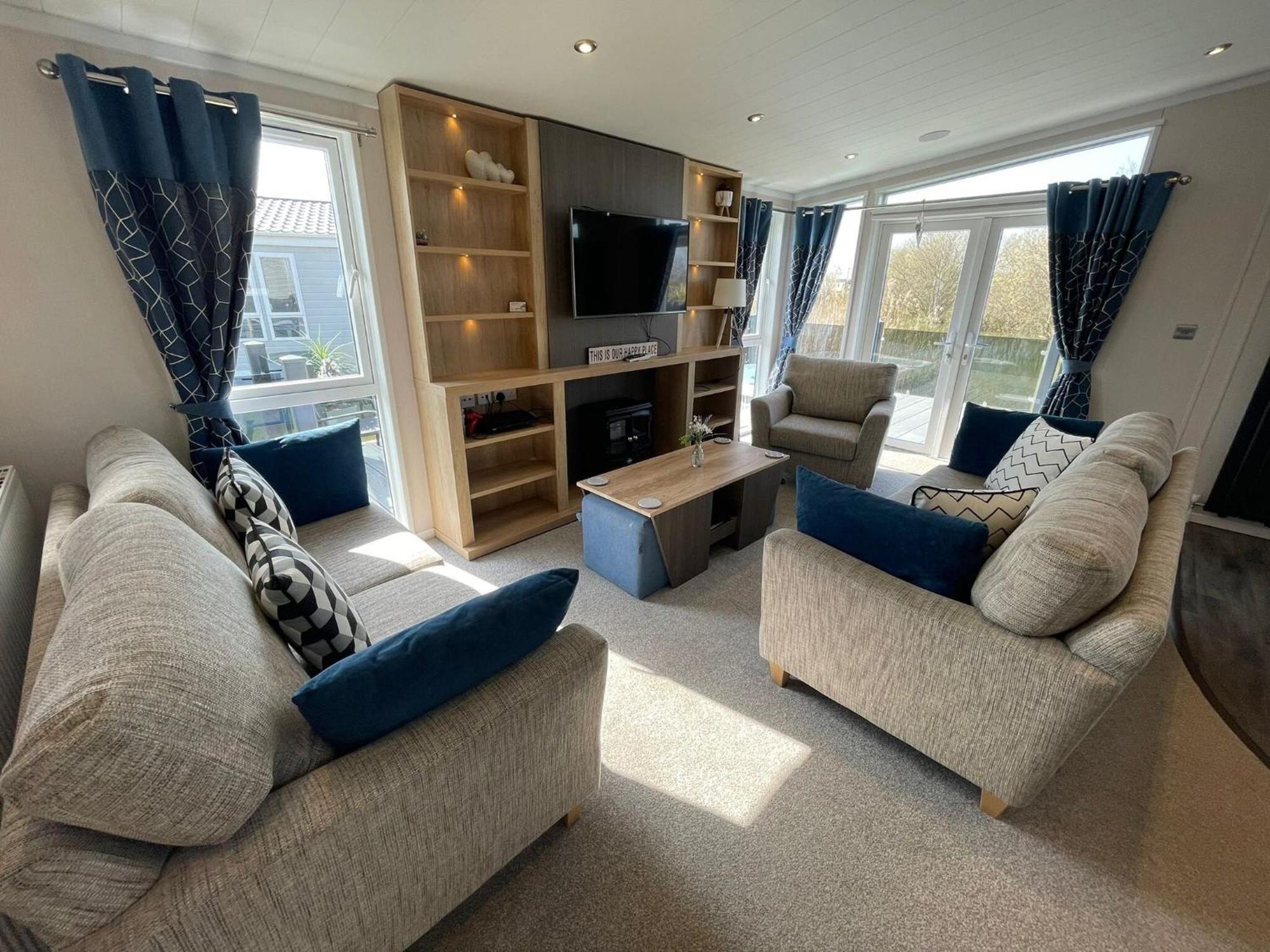 Indulgence Lakeside Lodge: Hot Tub & Private Fishing at Tattershall Lakes Exterior photo