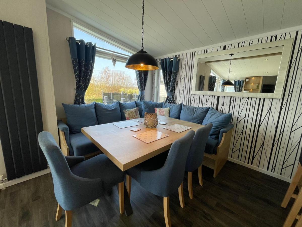 Indulgence Lakeside Lodge: Hot Tub & Private Fishing at Tattershall Lakes Exterior photo