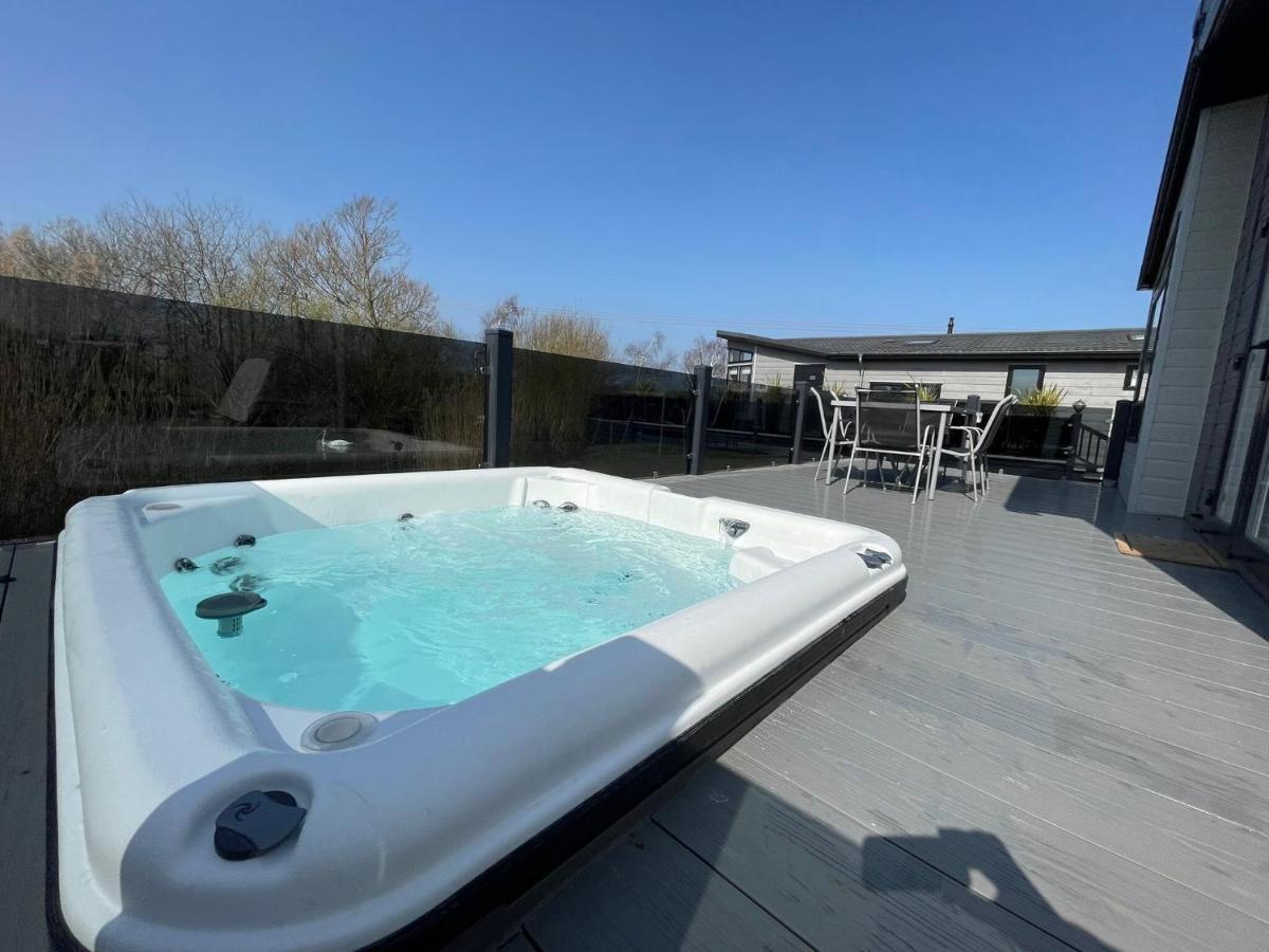 Indulgence Lakeside Lodge: Hot Tub & Private Fishing at Tattershall Lakes Exterior photo