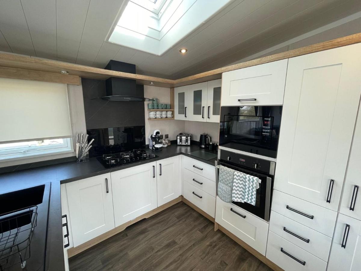 Indulgence Lakeside Lodge: Hot Tub & Private Fishing at Tattershall Lakes Exterior photo